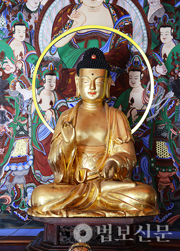 실상사 극락전 건칠아미타여래좌상 뒤에 설치된 김기라 작가의 LED 광배.