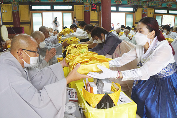 남양주 봉선사는 지난해 9월 우란분절 행사를 통해 하안거기간 수행 정진한 스님들에게 공양을 올리는 동시에 모든 스님들에게 감사의 마음을 전했다. 법보신문 자료사진.