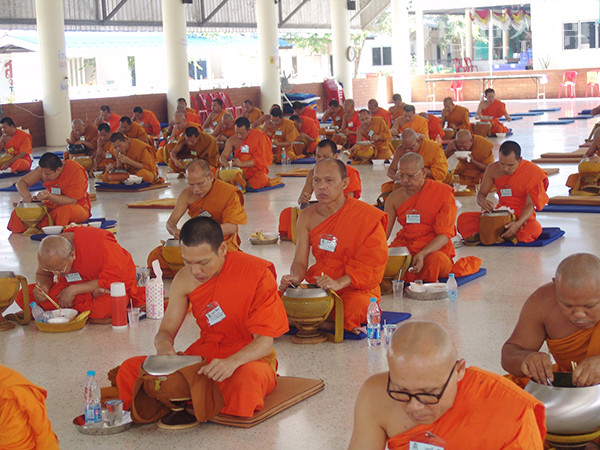 안거 동안 스님들은 한 곳에 모여 생활한다. 사진은 태국 스님들이 수도원에서 함께 공양하는 모습.