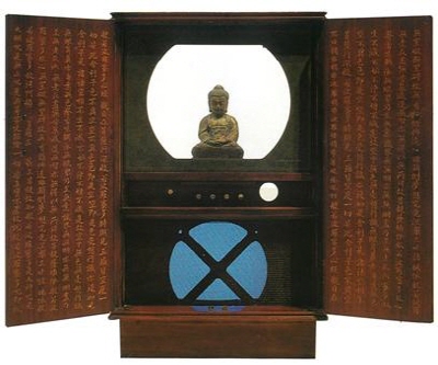 백남준 作 ‘반야심경’, 혼합매체, 13(h)×50.6×94cm, 1988년, 개인소장.