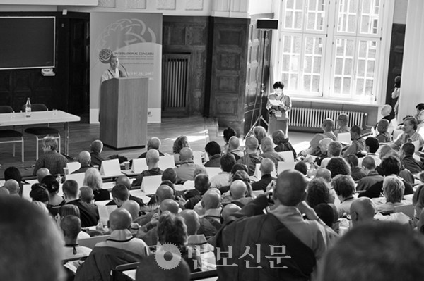 2007년 독일 함부르크대학에서 열린 ‘승가에서 여성의 역할’ 학술세미나에서 운문사 명성 스님이 개막축하 연설을 하고 있다. 통역을 하고 있는 이향순 교수. 사진출처=불교평론