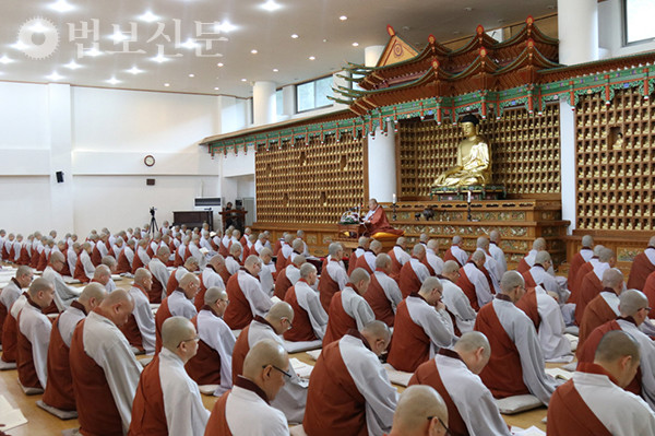 조계종의 정식 승려가 되기 위해서는 승가대학 등에서 4년간의 교육과정을 마쳐야 한다. 사진은 중앙승가대 학인스님들이 포살법회에 참여한 모습. 출처=중앙승가대 홈페이지.