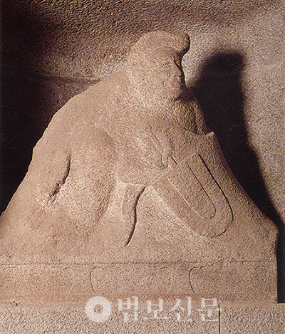 아파서 도포를 덮고 있는 듯한 경주 석굴암(국보) 감실조각상 중 유마힐. 법보신문 자료사진 