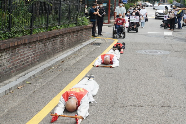 전국장애인차별철폐연대 소속 활동가들은 스님들의 오체투지를 뒤따르며 응원했다.