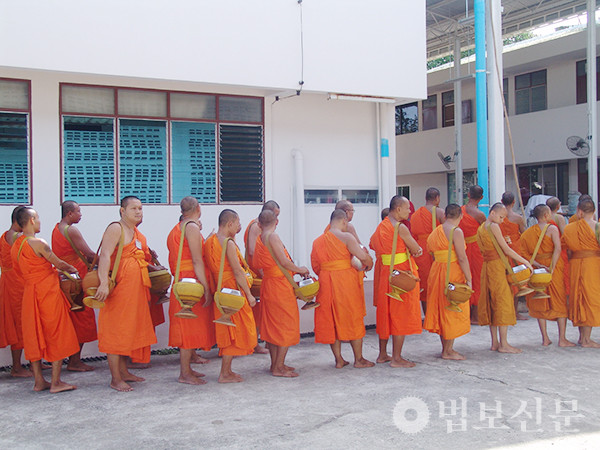 출가자들이 한 곳에 모인 승가에서는 간혹 승쟁이 일어난다. 사진은 함께 탁발에 나서는 태국 스님들의 모습.