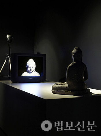 백남준, ‘TV 붓다’, 용인 백남준아트센터, 1974.법보신문 자료사진