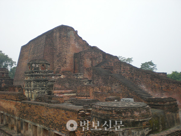 법의 상속자가 되길 원하는 사람들이 수학하던 인도 나란다 사원의 유적. 나란다 대학은 서기 5-6세기 세계 최고의 불교대학이었다.