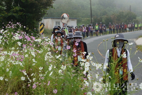 천리순례에는 스님뿐 아니라 재가불자도 가사를 수한다. 상월선원 만행결사에서 천리순례용으로 제작한 낙자(絡子)가 재가불자들이 수하는 가사다.