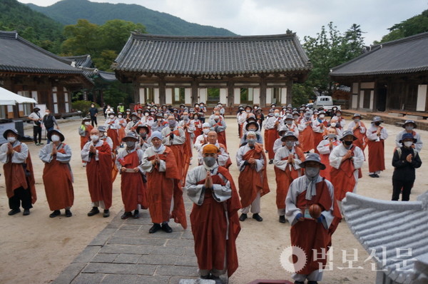 지리산 천은사에 도착한 순례단은 아침공양 후 천은사 참배의 시간을 가졌다.