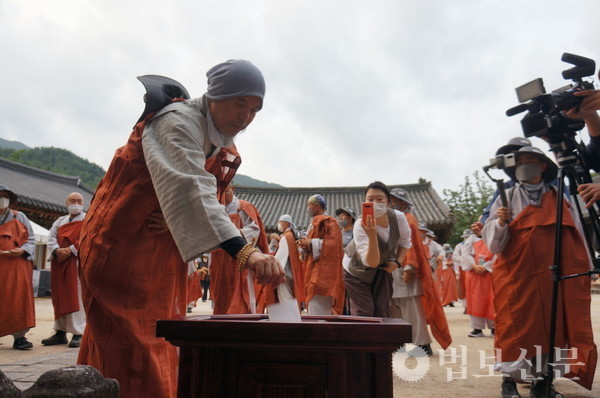 상월선원 회주 자승 스님은 천은사에 삼보사찰 천리순례의 원만회향을 기원하는 기도를 접수했다.