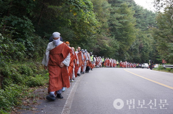 굽이굽이 휘어진 가파른 고갯길을 오르는 삼보사찰 천리순례 순례대중.