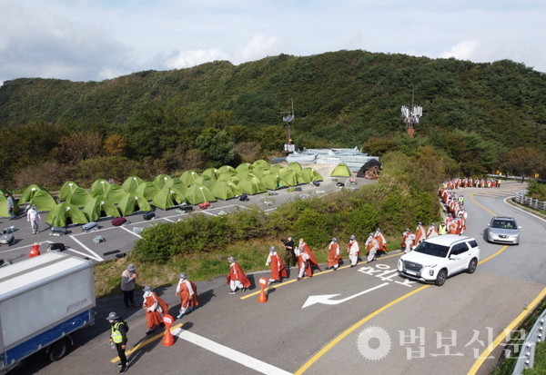 숙영지에 도착할 때까지 진행팀은 바람에 맞서 텐트를 세우느라 정신이 없었다.