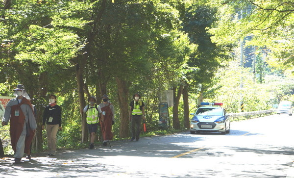  지역 경찰들의 적극적인 협조와 지원으로 순례길은 안전하게 진행될 수 있었다.