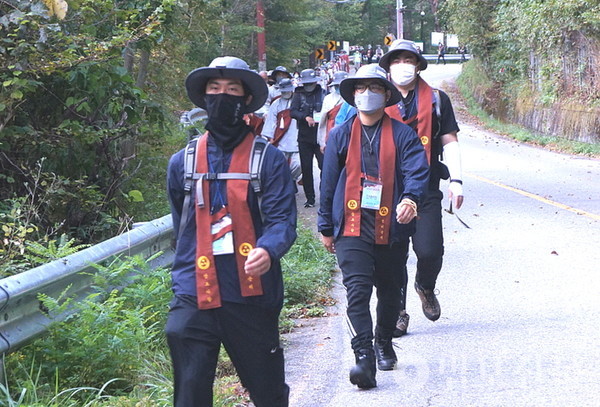 천리순례에 동참한 김호준 스노보드 전 국가대표(앞)와 안현민 한국대학생불교연합회장(뒤).