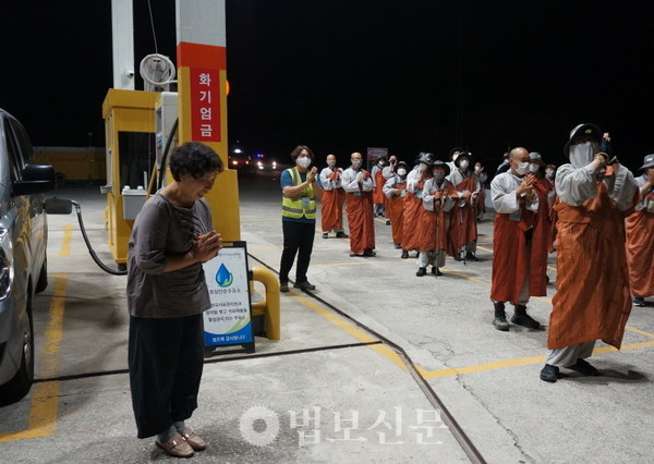 독실한 불자인 알뜰함양주유소 장숙이 대표의 도움으로 순례단은 새벽 휴게장소 문제를 해결할 수 있었다.