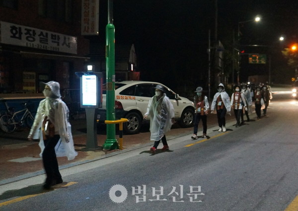 새벽 5시 갑작스레 하늘에서 물방울이 떨어지기 시작했다. 천리순례를 시작한 후 처음 맞이한 비 소식에 우의를 꺼내 입는 순례단의 얼굴에는 먹구름이 일어났다.