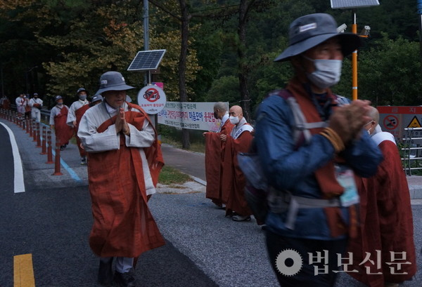  행선 내내 순례단의 기도는 더욱 간절해졌고 다행히 빗방울은 이내 잦아들었다.