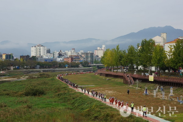 순례단은 거창 위천 둔치를 지나 바래기재 넘어 느리지만 힘찬 원력의 발걸음을 이어갔다.