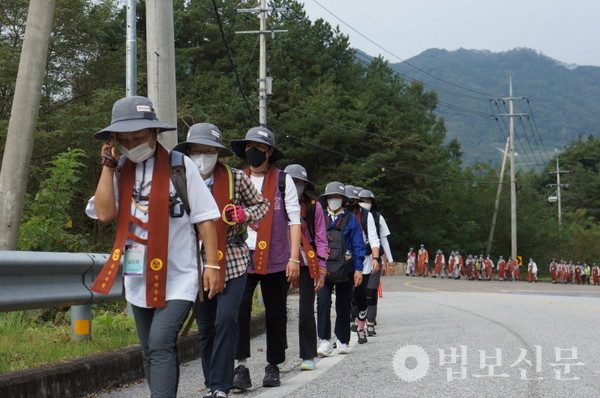 해발 396m에 불과한 살피재는 가파른 오르막길이 계속돼 순례단의 얼굴에 연신 굵은 땀방울을 흐르게 했다. 