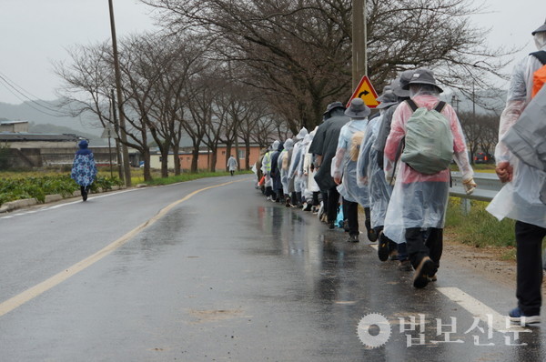 이파리 떨군 가로수 줄지어 선 국도를 따라 1시간여 행선을 이어가던 순례단에게 달갑지 않은 손님이 찾아왔다. 처음 몇 방울 떨어지는가 싶더니 금새 대지를 적셨고 이내 거센 바람까지 몰아쳤다.