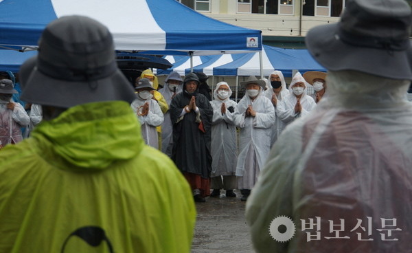 이날 순례에는 대흥사 조실 보선, 동화사 주지 능종 스님과 주호영 국민의힘 국회의원이 동행했다.