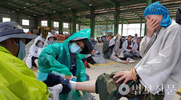 동국대의료원은 안전한 순례를 위해 ‘달리는 약사전’ 의료팀을 파견했다.