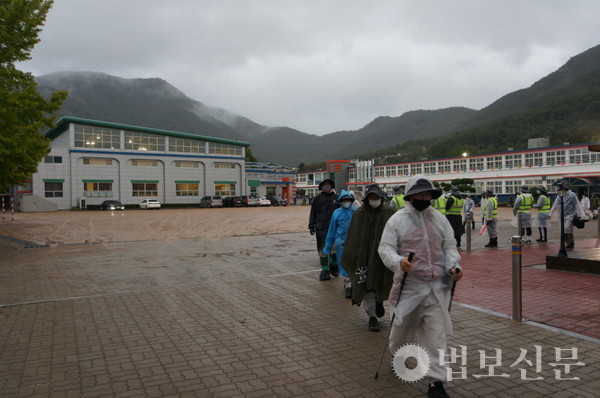 아침공양과 휴식을 마친 순례단이 동국대 부속 홍제중학교를 떠나고 있다.