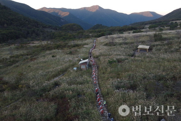 삼보사찰 천리순례단은 표충사에서 새벽예불을 모신 후 불보종찰 통도사로 향하는 마지막 고개인 해발 800m의 사자평으로 향했다.