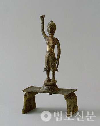 현존하는 국내 유일의 탄생불, 금동탄생불입상(보물). 6세기 추정, 서울 호림박물관 소장. 사진출처=문화재청