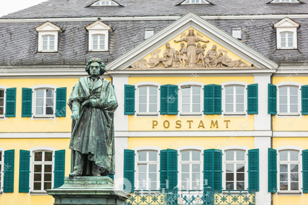 독일 본 중앙우체국 앞 베토벤 동상. 