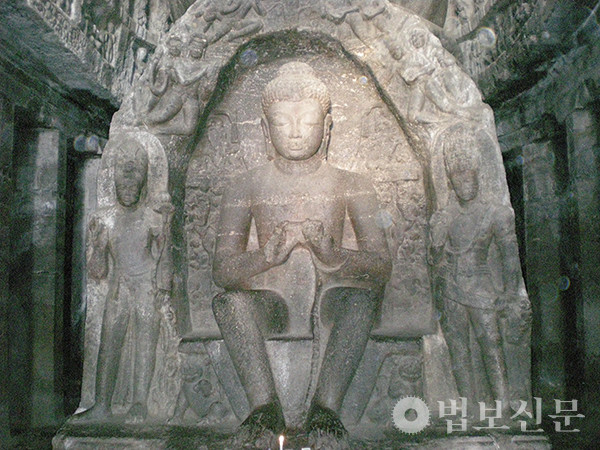 인도 마하슈트라 주 북서부 아잔따 석굴 내부 붓다의 모습. 붓다는 “형상이나 소리로 나를 보지 말라”고 강조했다.