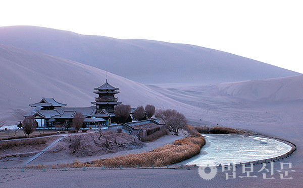 설산 곤륜산의 눈 녹은 물이 웨야취안(월아천·月牙泉)에서 솟았다.