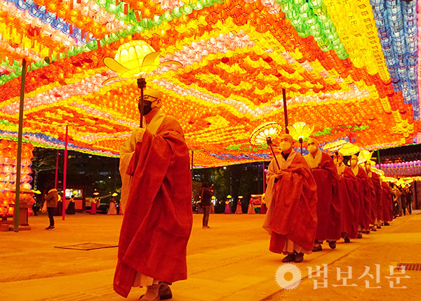 서울 조계사가 올해 4월20일 봉행한 ‘이웃과 함께 다정한 마음나눔 연등행렬’.