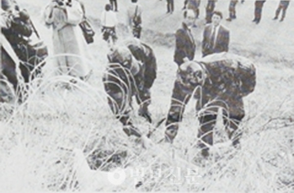 불상이 버려진 제17사단 전차대대 인근을 수색하는 장면. 