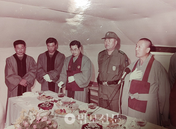 육군 6사단 시절 부대를 방문한 밀운(당시 봉은사 주지)·현성(도선사 주지) 스님, 군법사들과 함께 한 사단장 권영해의 어색한 표정. (당시 문제가 불거진 뒤 군사령관과 군단장으로 재직하던 불자 군장성들의 문제 제기로 이런 자리가 마련됨).