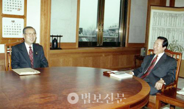 청와대에서 단독 회동하는 김영삼 대통령과 권영해 국방장관. 두 사람 다 충현교회 장로였다.