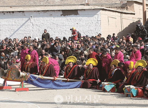 중국 깐수성 샤허현 라브랑스의 스님들이 참무를 반주하며 나팔을 불고 있는 모습. 운주사 제공.