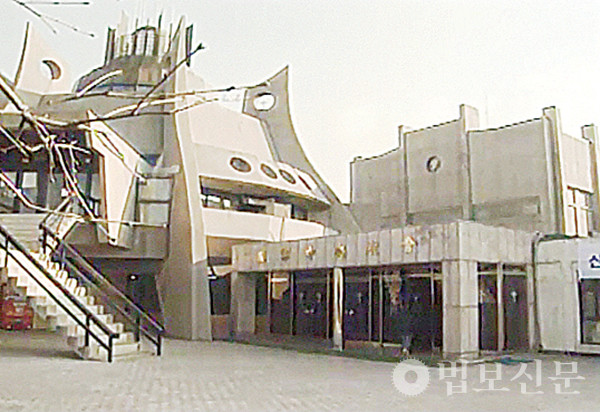 국방부 청사 내 국군중앙교회 (1996년 1월21일 KBS 뉴스 캡쳐). 