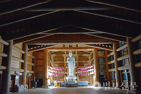 용인 도솔암 법당 내부. 현대식 불교사원이지만 참선에 어울리는 법당의 이미지를 잘 갖추고 있다.