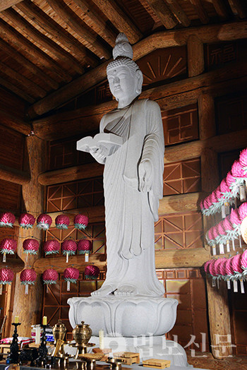 도솔암의 석조여래입상 ‘책읽는 부처님’. 2014년. 화성 스님 창안. 높이 6.3m(좌대포함 8.7m).