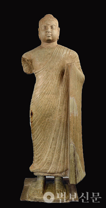 남인도 아마라바티 출토의 석불입상. 2~3세기경.