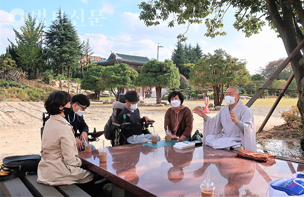 홍법사 주지 심산 스님과 장애불자들이 대화하는 모습.