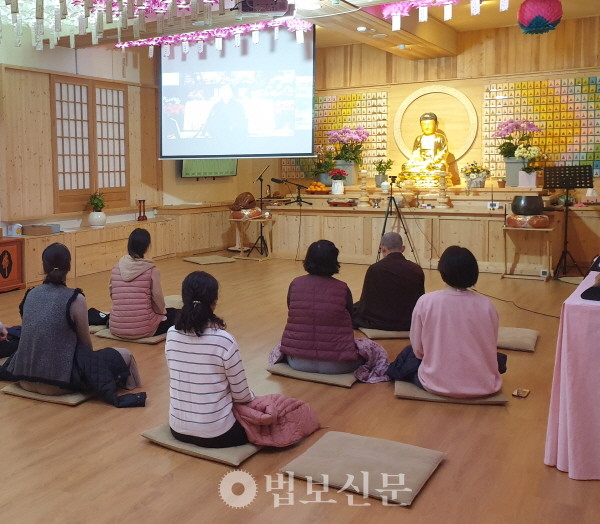 분당 보라선원에서 수행자들이 영화 스님 법문을 실시간으로 듣는 모습.
