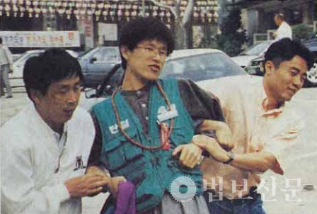1995년 6월 6일 오전 8시 한국통신 노조원 강제연행 장면(출처: ‘현대불교’ 1995년 6월 14일자 1면). 