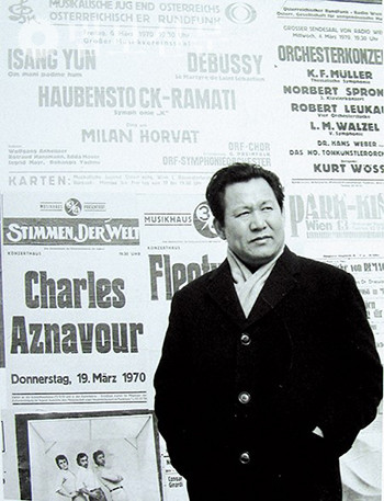 자신의 연주 포스터 앞의 윤이상. 1970년 3월6일, 빈의 뮤직페라인에서 그의 대표작인 불교 오라토리오 ‘옴 마니 파드메 훔’이 연주되었다.