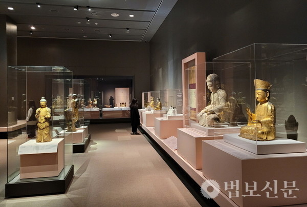 국립중앙박물관 특별전 ‘조선의 승려 장인’는 15개 사찰을 비롯해 국내외 27개 기관이 동참한 대규모 조선불교미술전이다. 