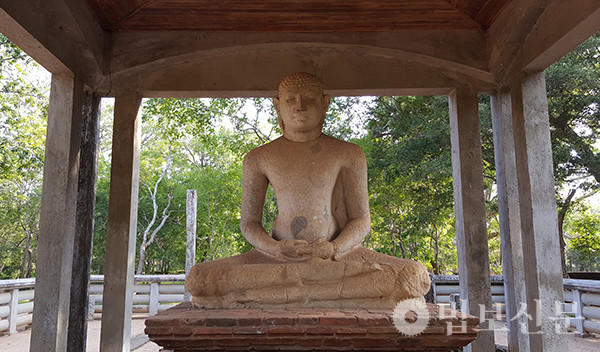 스리랑카 고대 수도 아누라다뿌라(Anuradhapura)의 숲속에 있는 선정불(禪定佛). 수행에 사띠(sati)는 중요하다.