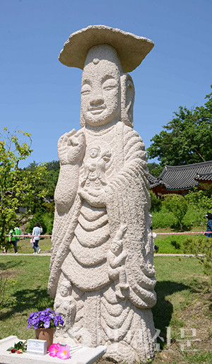 올해 봉선사에 전시된 오채현 작가의 ‘미륵불’. 높이 5m. 