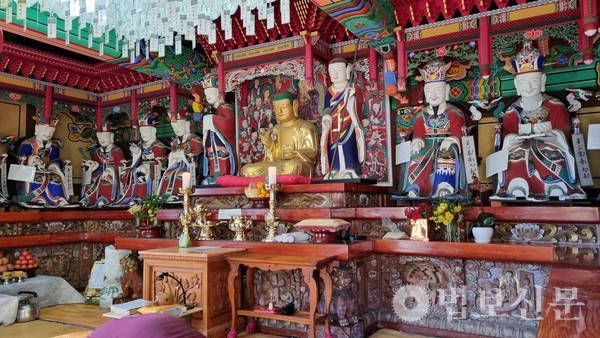 10월25일에는 보물 제2138호로 지정된 은하사 명부전 목조 지장보살 삼존상 및 시왕상.