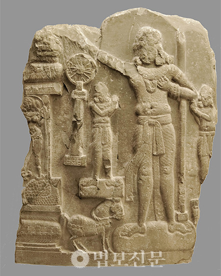 전륜성왕과 법륜, 기원전 1세기~기원후 1세기. 인도 첸나이주립박물관 소장.